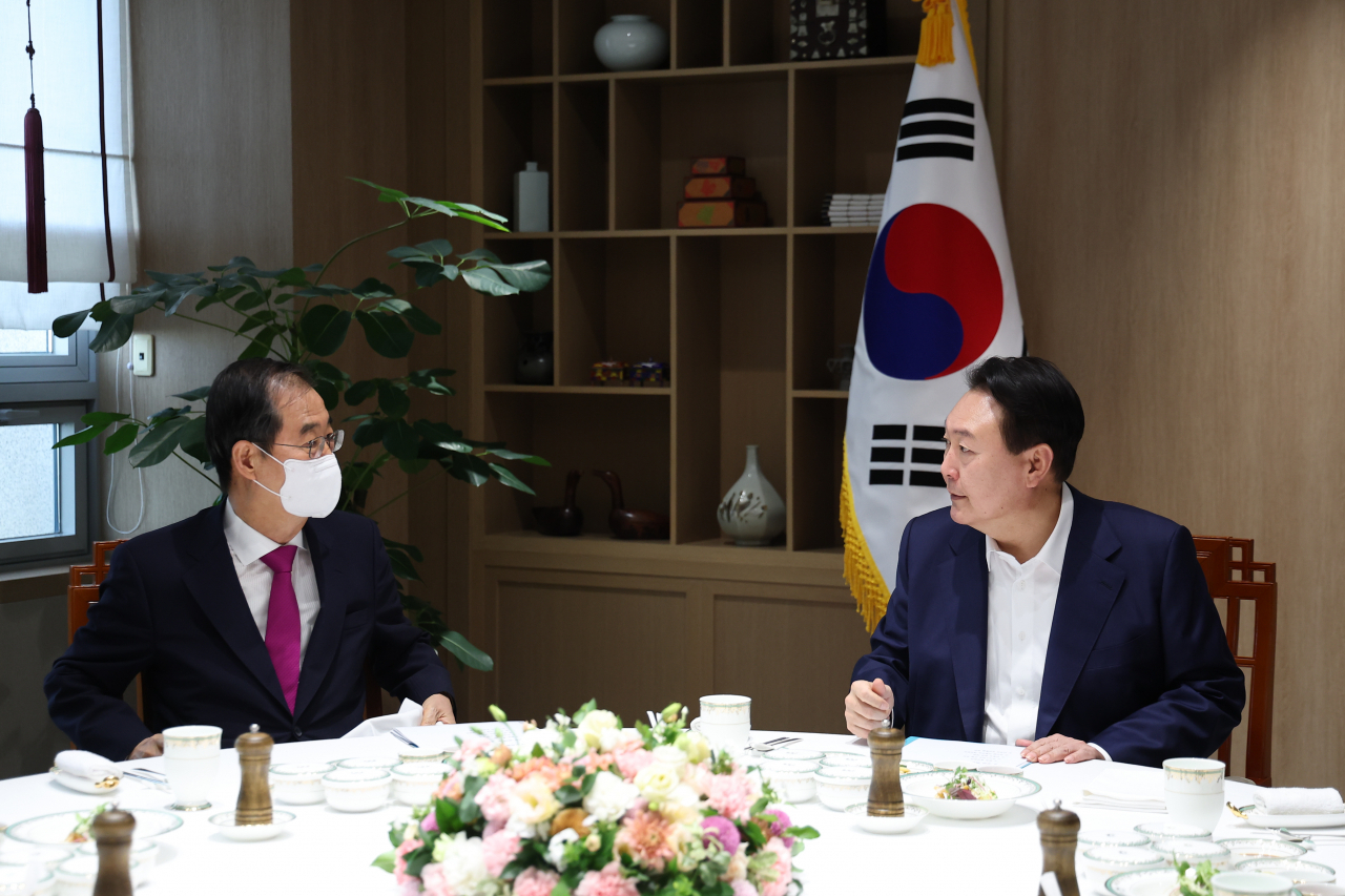 윤석열 대통령이 26일 서울 용산 대통령실 청사에서 열린 국무총리 주례회동에서 한덕수 국무총리와 대화하고 있다. [연합]