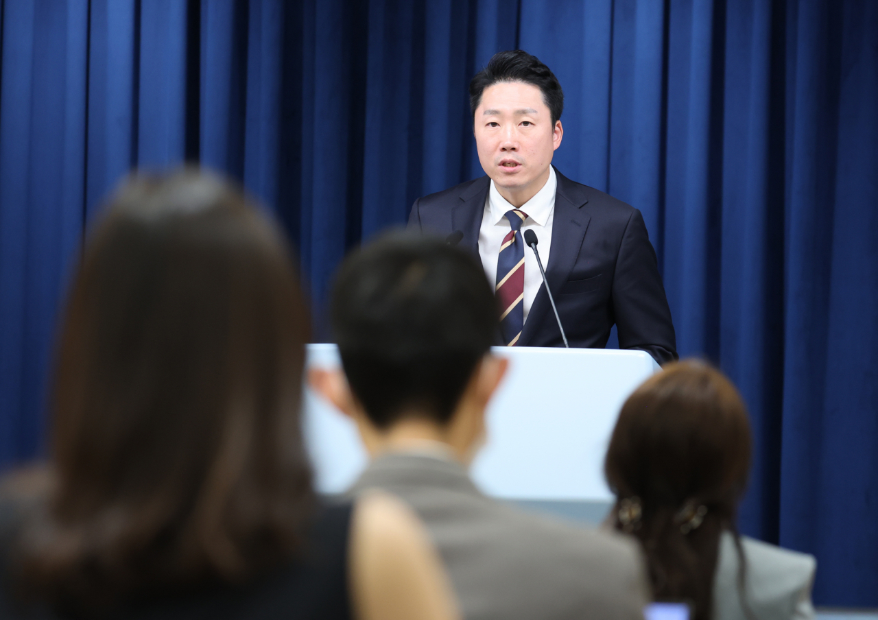 이재명 대통령실 부대변인이 26일 오후 서울 용산 대통령실 청사에서 현안 관련 브리핑을 하고 있다. [연합]