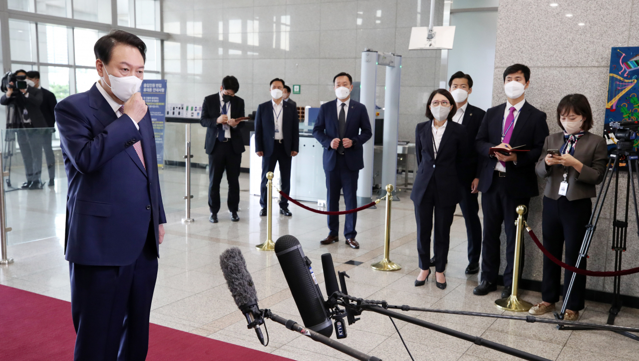 영국·미국·캐나다 순방을 마치고 귀국한 윤석열 대통령이 26일 오전 서울 용산 대통령실 청사로 출근하며 취재진의 질문에 답하고 있다. [연합]