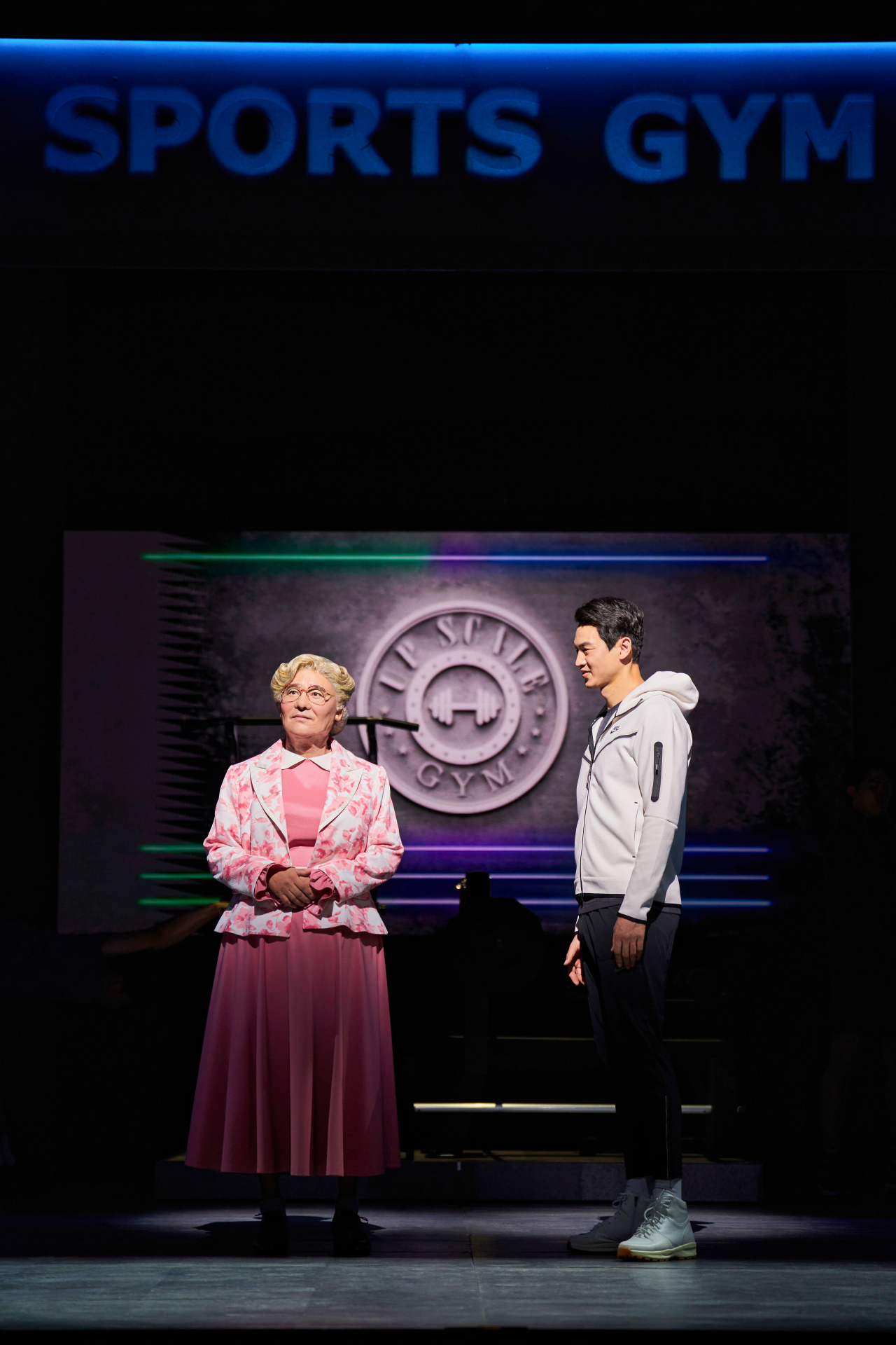 Im Chang-jung (left) and Kim San-ho perform in the musical “Mrs. Doubtfire.” (Sem Co.)