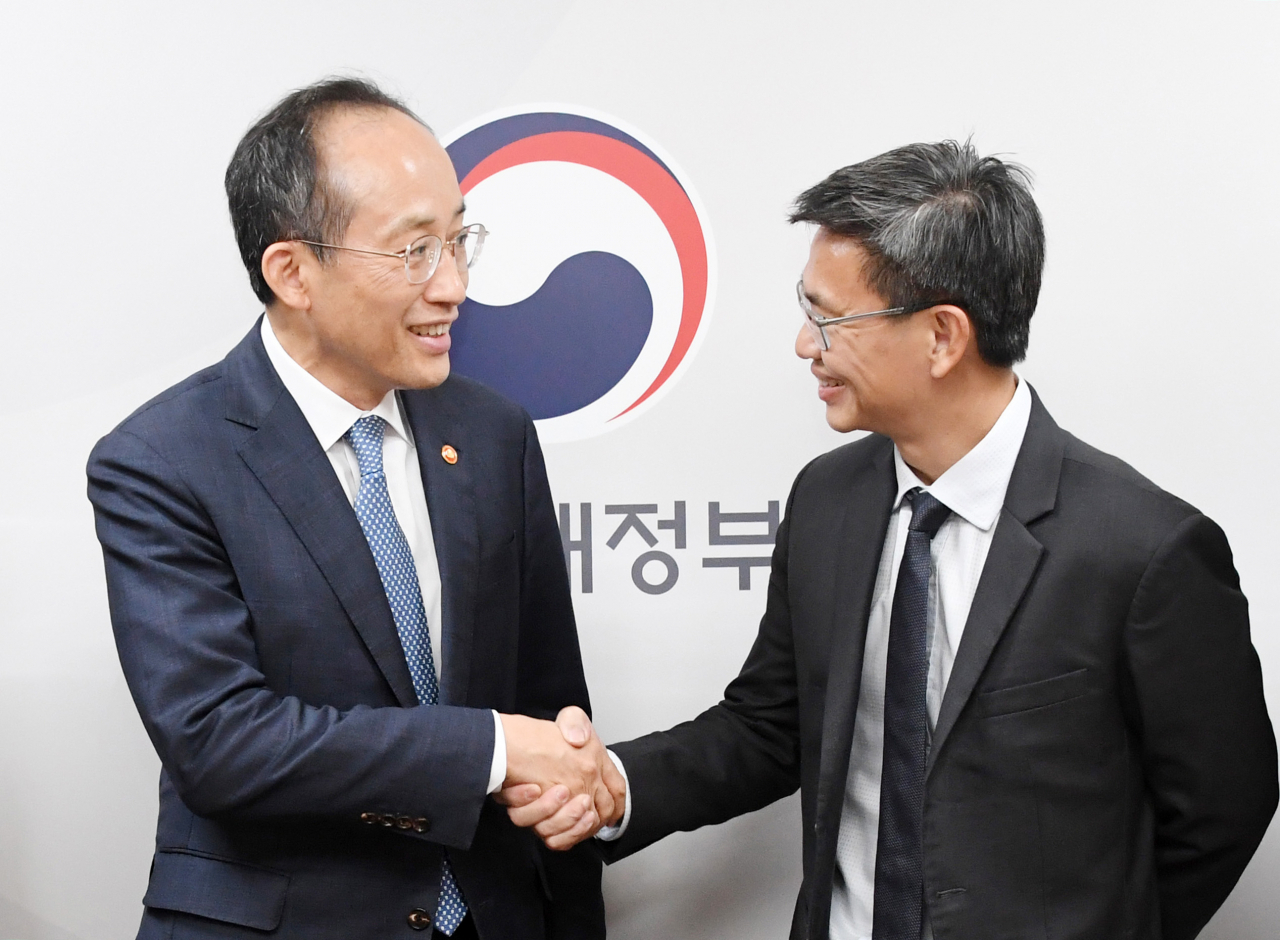 추경호 경제부총리 겸 기획재정부 장관(왼쪽)이 26일 정부서울청사에서 킴엔 탄 국제신용평가사 스탠다드앤푸어스(S&P) 아태지역 국가신용등급 담당 선임이사와 인사를 나누고 있다. 연합뉴스
