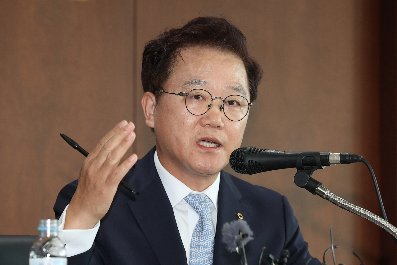 강석훈 산업은행 회장이 26일 오후 서울 여의도 산업은행에서 대우조선해양의 전략적 투자유치 절차 개시와 관련해 브리핑하고 있다. 강 회장은 이날 대우조선과 한화그룹이 2조원의 유상증자 방안을 포함한 조건부 투자합의서(MOU)를 체결했다고 밝혔다. 연합뉴스
