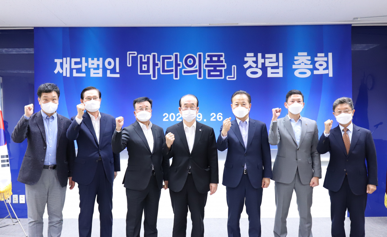 한국해운협회는 26일 여의도 해운빌딩 10층 대회의실에서 재단법인 ‘바다의품’ 창립총회를 개최했다고 밝혔다. 한종길(왼쪽부터) 성결대 교수, 이상복 범주해운 회장, 박정석 고려해운 회장, 정태순 해운협회/장금상선 회장, 채영길 우양상선 사장, 김용규 남성해운 사장, 정우영 광장 변호사[한국해운협회 제공]