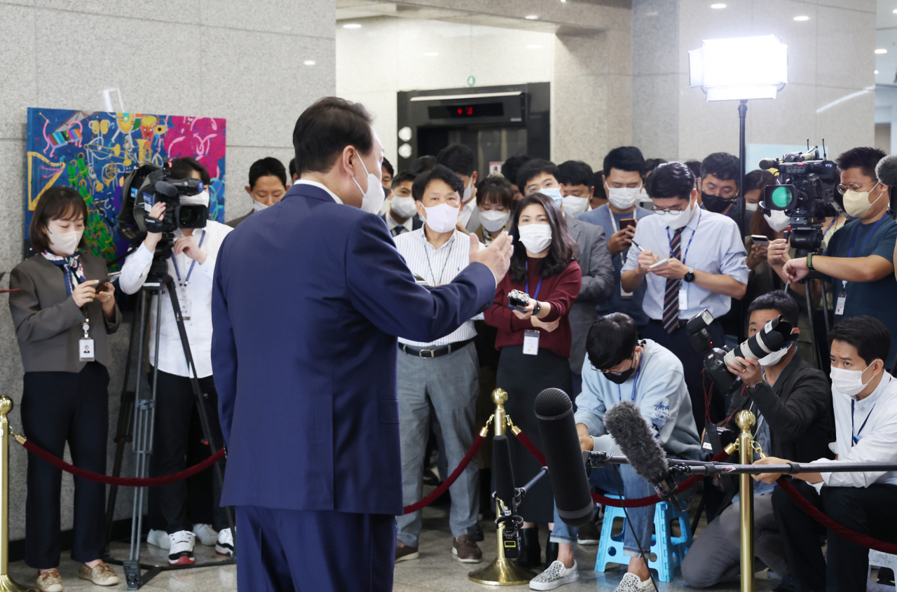 영국·미국·캐나다 순방을 마치고 귀국한 윤석열 대통령이 26일 오전 서울 용산 대통령실 청사로 출근, 기자들과 질의응답을 하고 있다. [연합]