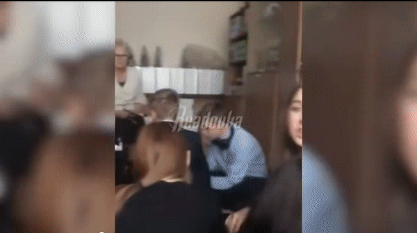 총기난사 사건이 발생한 러시아 88번 학교 학생들이 책상 아래 몸을 숨기고 있는 모습.[데일리메일 홈페이지 캡처]