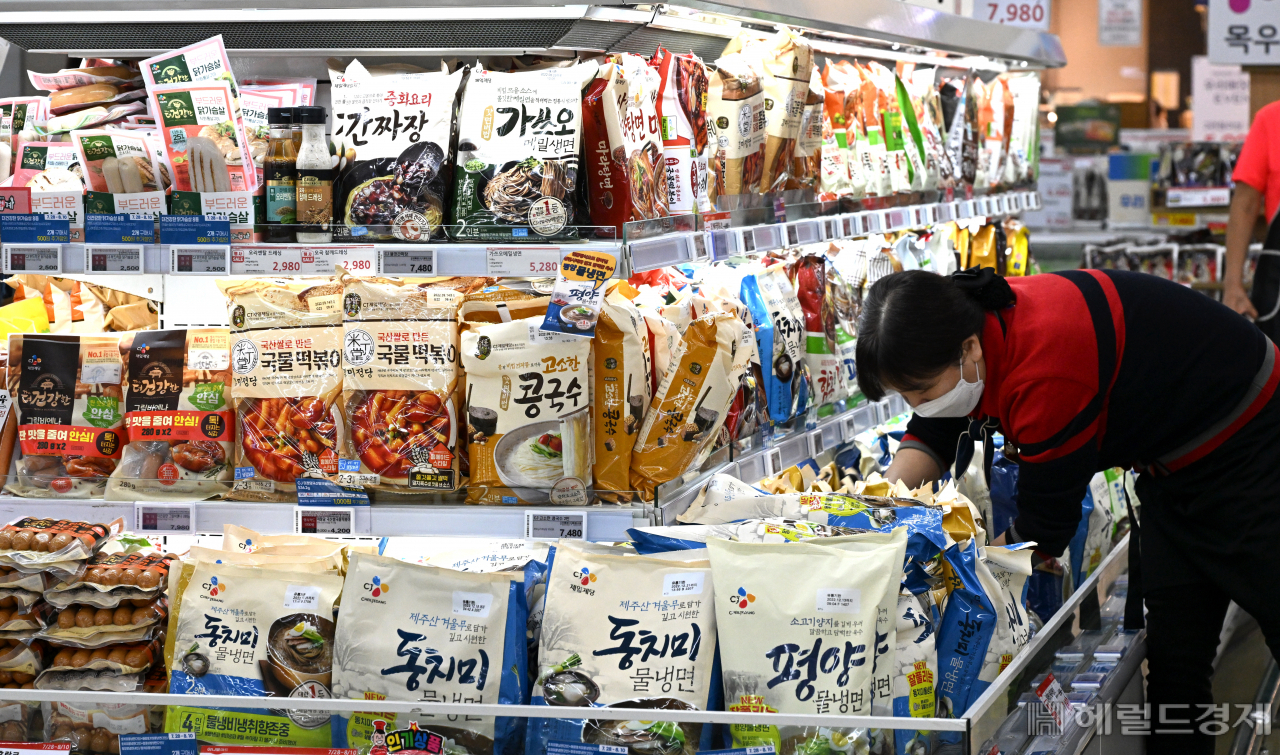 서울 서초구 농협 하나로마트 양재점에서 매장 직원들이 가공식품을 진열하고 있다. 임세준 기자