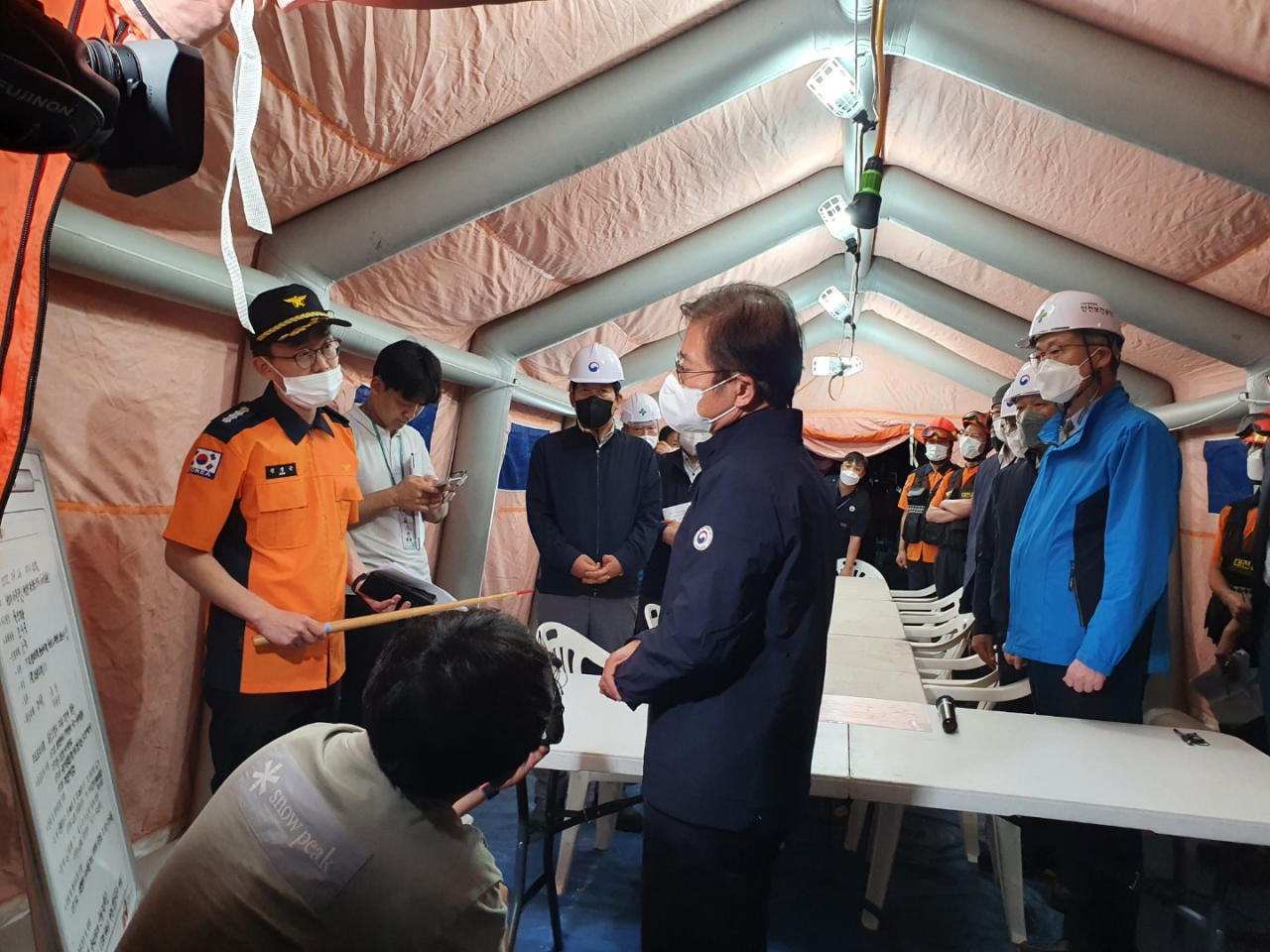 26일 오후 9시 대전 유성구 용산동 소재 현대 프리미엄아울렛 대전점 화재현장을 찾은 이정식 고용노동부 장관. [고용노동부 제공]