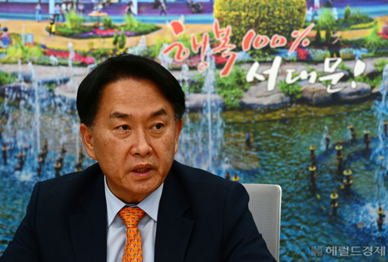 이성헌 서울 서대문구청장이 27일 헤럴드경제와 인터뷰에서 “신촌 상권은 차 없는 거리로 인해 피폐해졌다”며 연세로 도로 원상회복의 배경을 설명하고 있다. 박해묵 기자