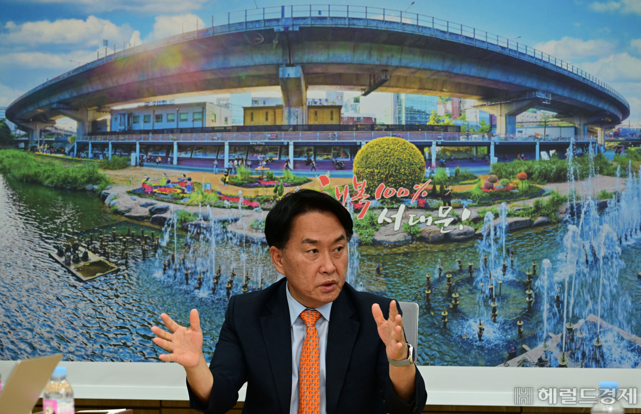 이성헌 서울 서대문구청장이 27일 헤럴드경제와 인터뷰에서 “유진상가와 인왕시장은 서울 서북부 랜드마크로 거듭날 것”이라고 말하고 있다. 박해묵 기자