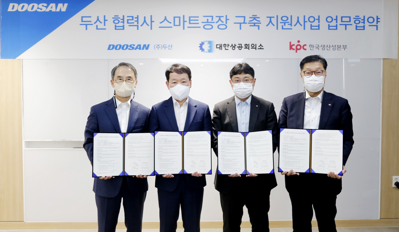 박영호(왼쪽 두번째부터) ㈜두산 부사장, 강명수 대한상의 공공사업본부장, 이진환 한국생산성본부 상무 등이 협력사 태진전자 김여태(맨왼쪽) 대표와 기념촬영을 하고 있다. [두산 제공]
