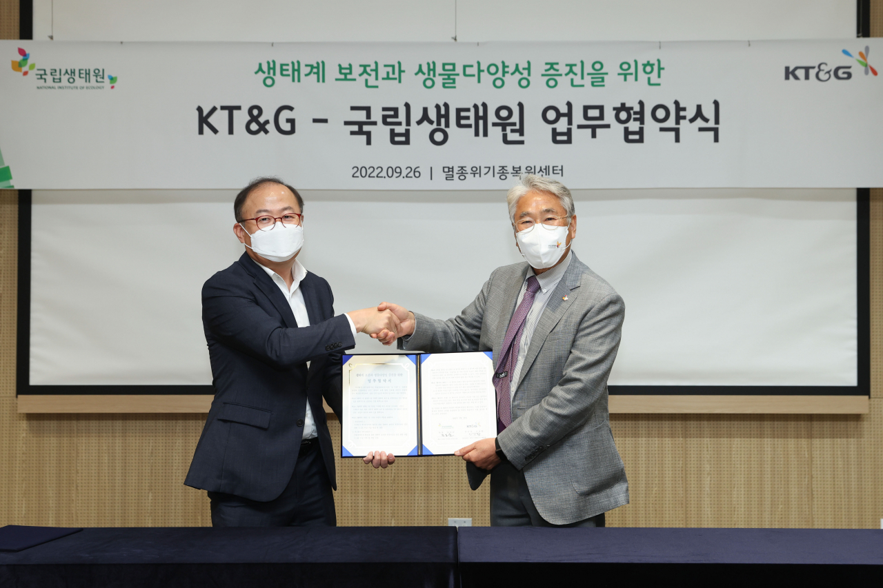 이상학 KT&G 지속경영본부장(왼쪽)과 조도순 국립생태원장이 업무협약식에서 기념사진을 촬영하는 모습. [KT&G 제공]