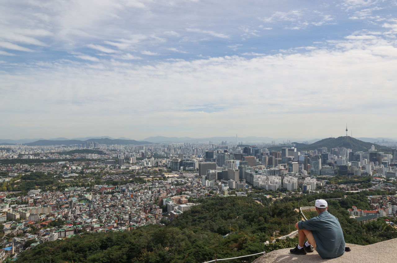 26일 오후 서울 인왕산 산책로에서 시민들이 가을 정취를 만끽하고 있다. [연합]