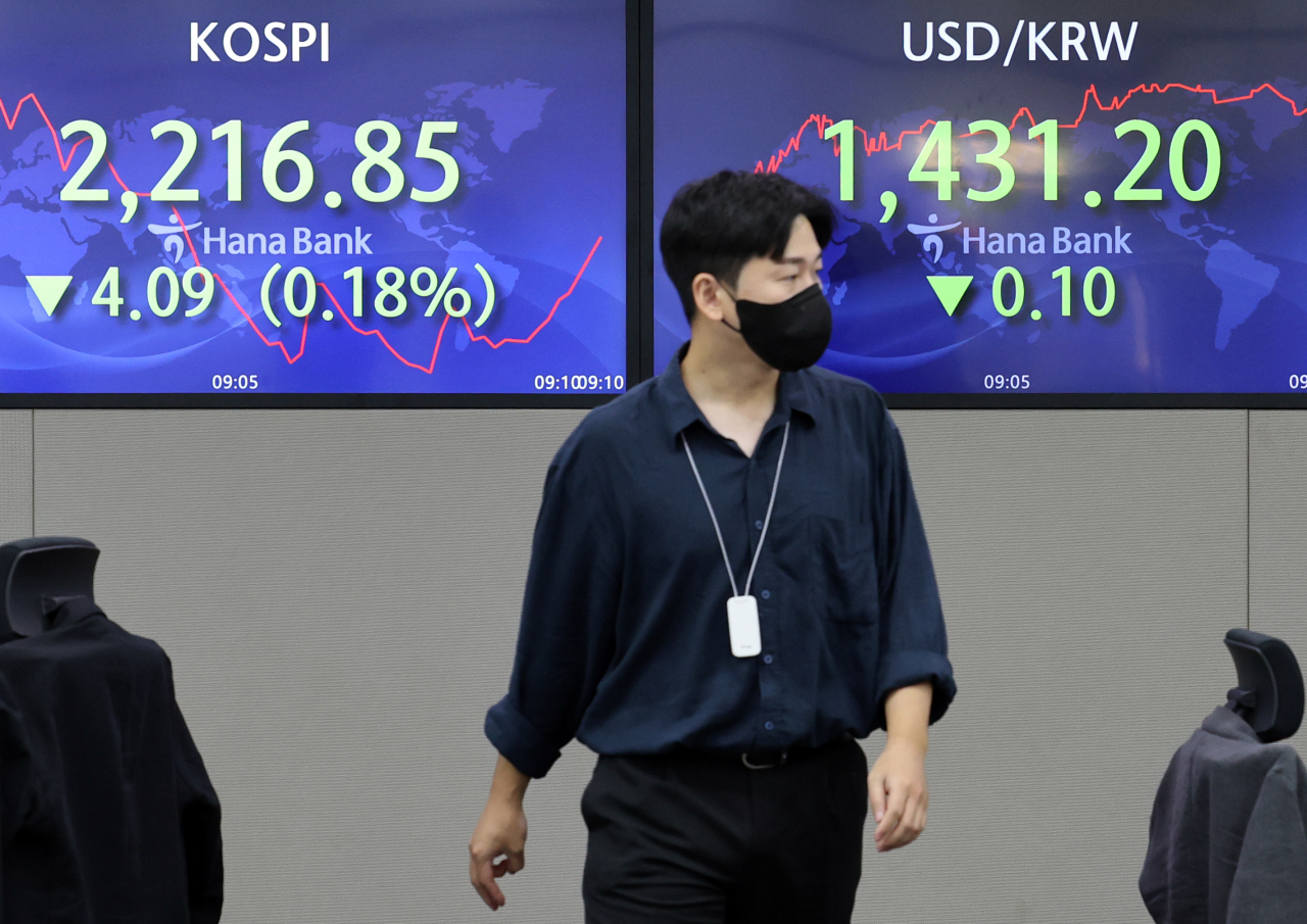 An electronic board showing the Korea Composite Stock Price Index (Kospi) at a dealing room of the Hana Bank headquarters in Seoul on Tuesday. (Yonhap)