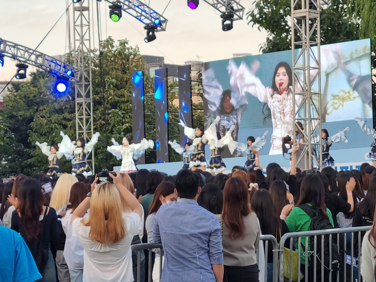 지난 26일 오후 서울 용산구 숙명여대 캠퍼스에서 열린 축제 ‘청파제’에서 본교 응원단 니비스가 공연을 하는 모습. 김영철 기자