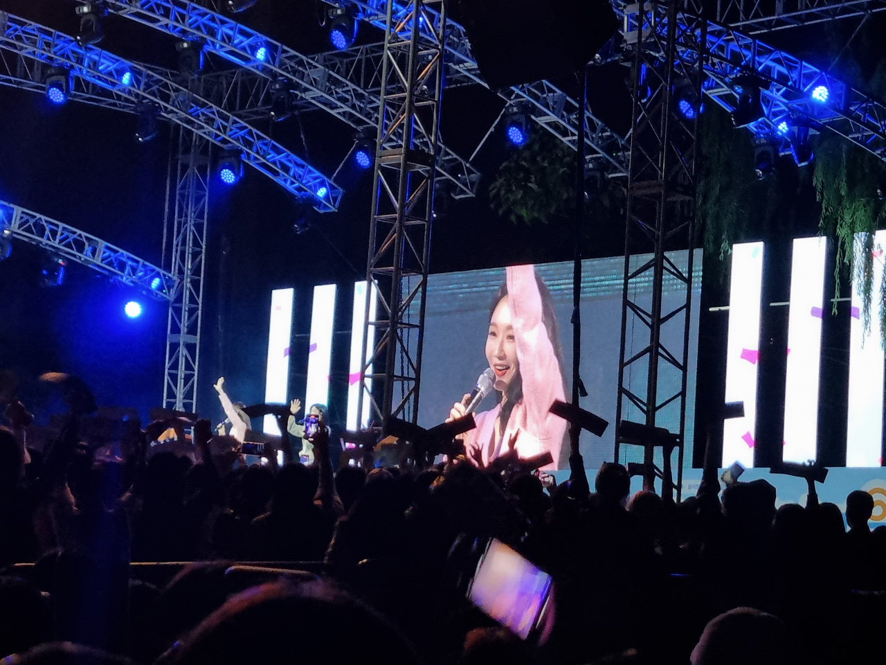 지난 26일 서울 용산구 숙명여대 캠퍼스에서 열린 축제 ‘청파제’에서 그룹 다비치가 공연하는 모습. 공연을 보러 온 학생들이 함성을 지르고 있다. 김영철 기자