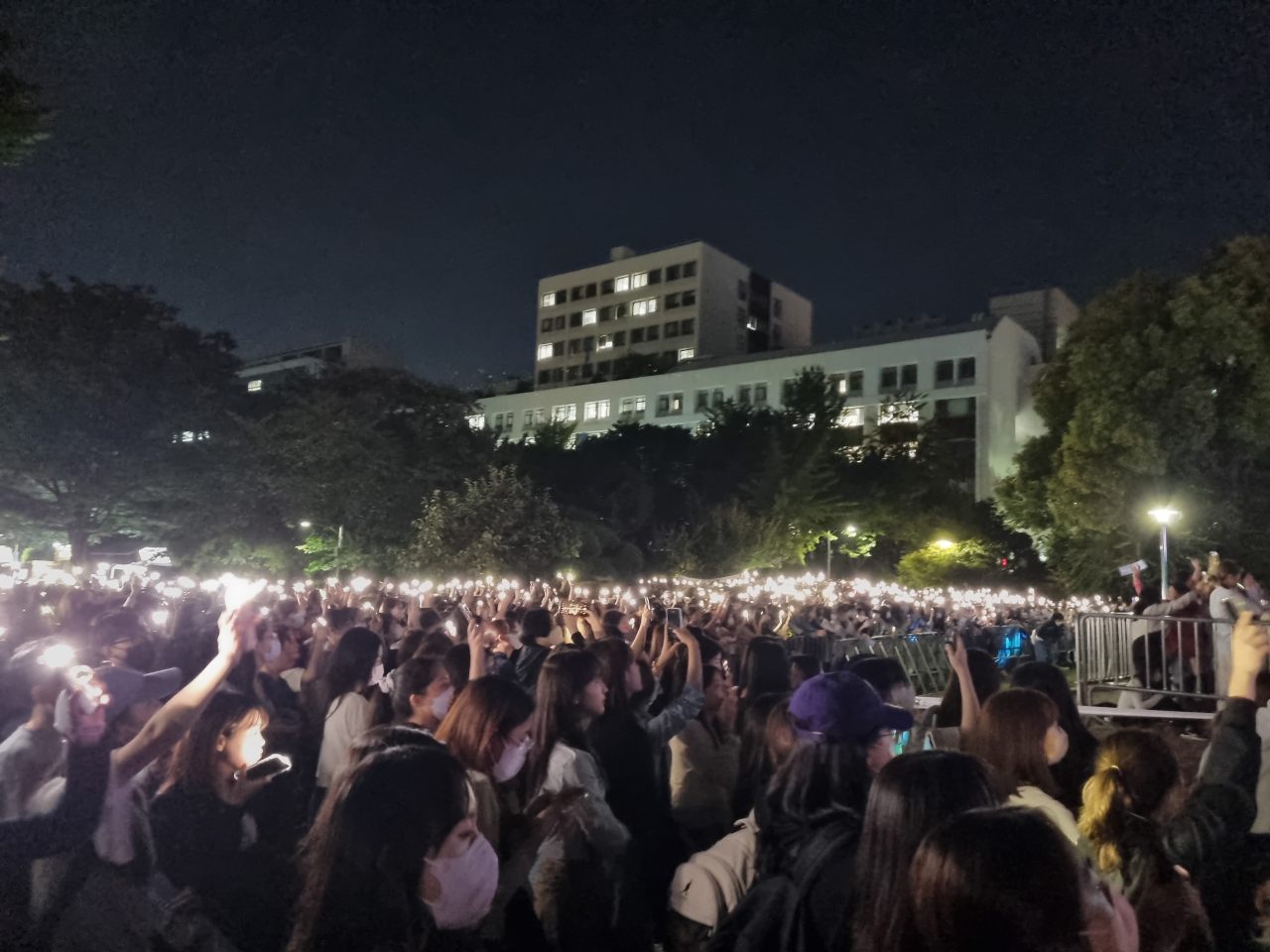 지난 26일 오후 서울 용산구 숙명여대 캠퍼스에서 열린 축제 ‘청파제’에서 학생들이 무대 공연에 일제히 휴대폰 조명을 켜고 환호하고 있다. 김영철 기자