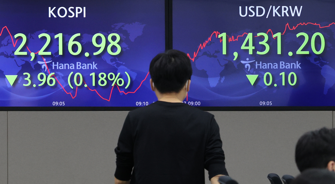 환율 상승세가 심상치 않은 가운데 전문가들은 외환시장 안전망으로 분류되는 ‘통화스와프’가 필요하며 한·미 금리역전을 허용하지 않겠다는 단호한 메시지와 행동에라도 나서야 한다고 조언했다. 사진은 27일 명동 하나은행 본점 딜링룸 모습. [연합]
