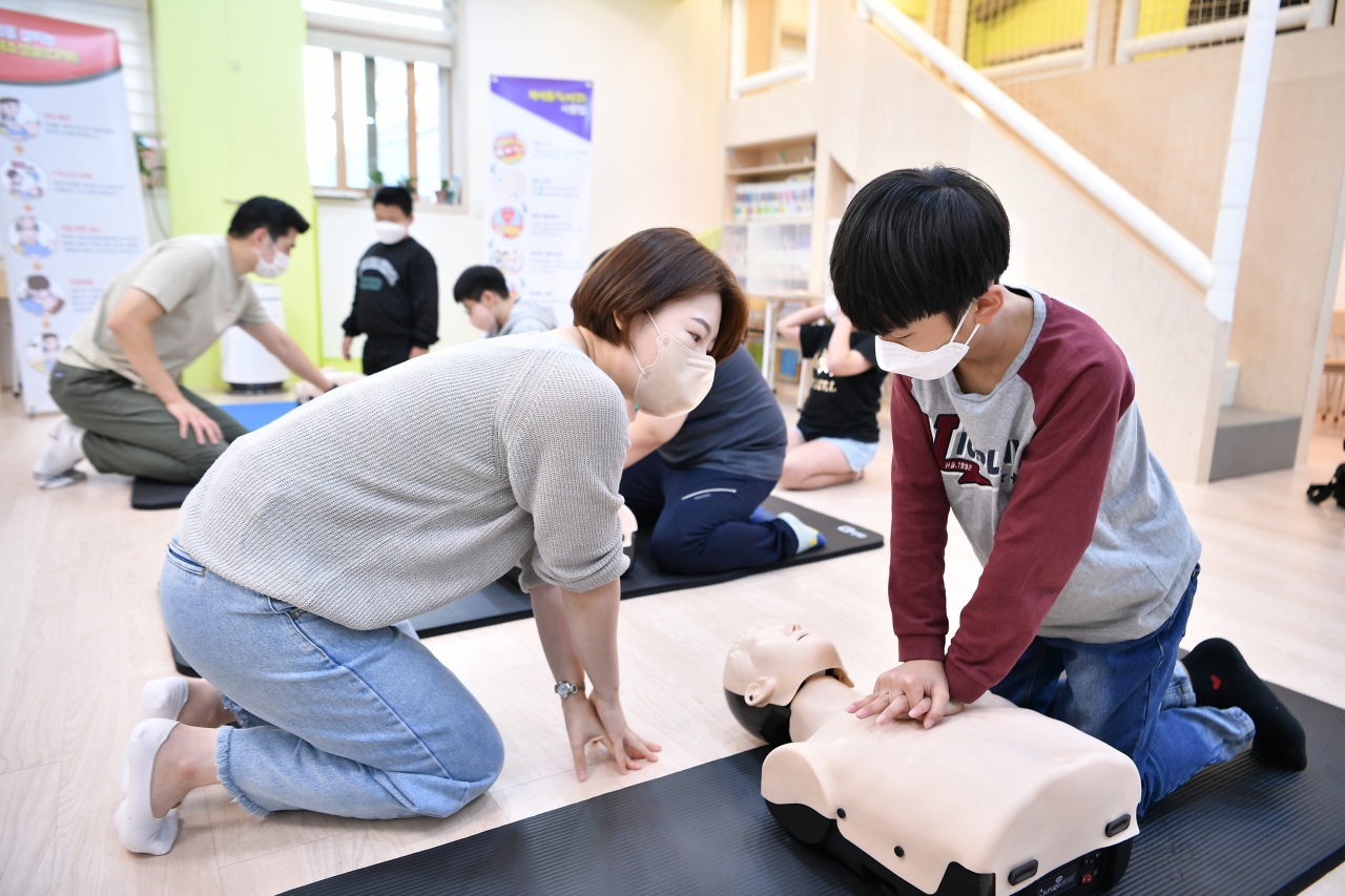 그랜드코리아레저(GKL) 직원들이 초등학생들에게 심폐소생술을 알려주는 재능기부를 하고 있다.