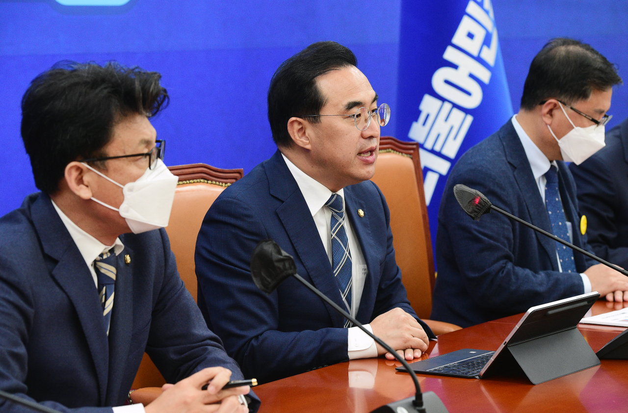 더불어민주당 박홍근 원내대표가 27일 국회에서 열린 원내대책회의에서 발언하고 있다. [연합]