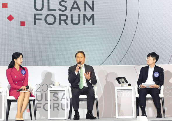 최태원(가운데) SK그룹 회장이 지난 26일 울산전시컨벤션센터(UECO)에서 열린 ‘2022 울산포럼’에서 참석자들의 질문에 답하고 있다. [SK이노베이션 제공]