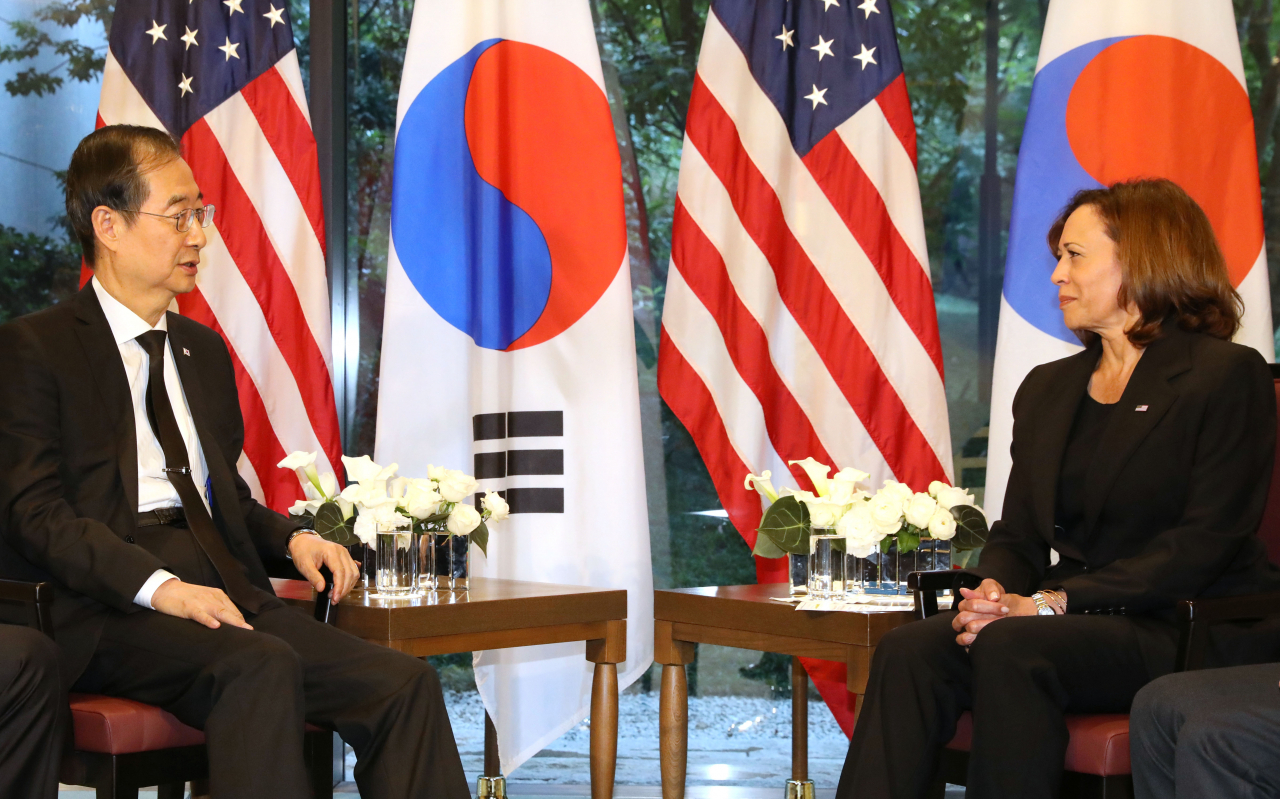 고(故) 아베 신조(安倍晋三) 전 일본 총리의 조문사절단 단장인 한덕수 국무총리가 27일 일본 도쿄 오쿠라 호텔에서 역시 국장 참석차 일본을 찾은 카멀라 해리스 미국 부통령과 회담하고 있다. [연합]