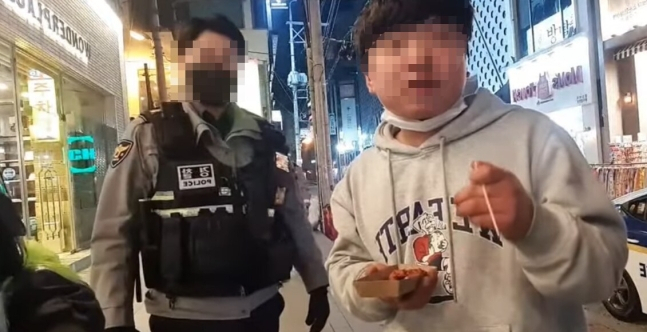 청주에서 영업 방해를 하는 방송을 주로 하는 유튜버가 출동한 경찰과 대치하는 모습을 중계하고 있다. [유튜브 캡처]