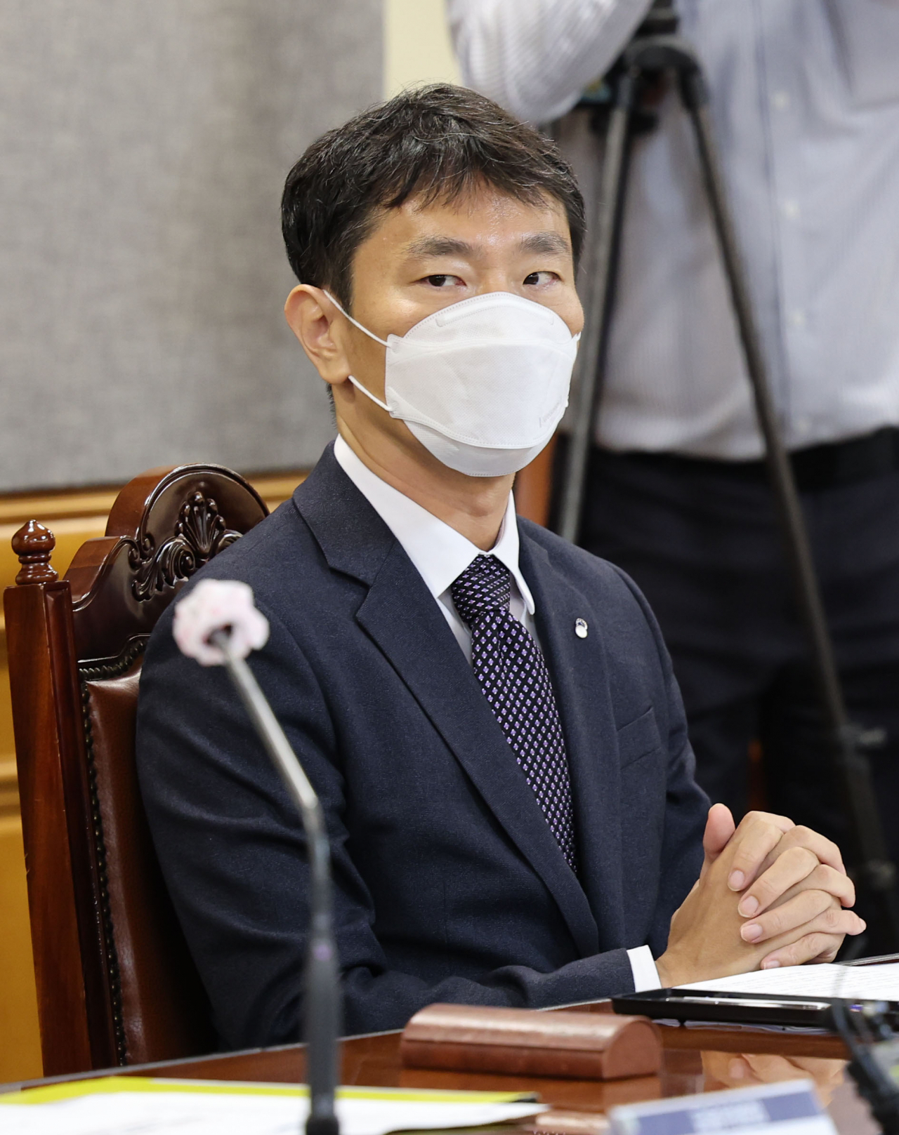 [사진=이복현 금융감독원장이 27일 오전 서울 중구 은행회관에서 열린 만기연장·상환유예 조치 연장 및 재도약 지원방안 관련 간담회에 참석하고 있다.][연합]