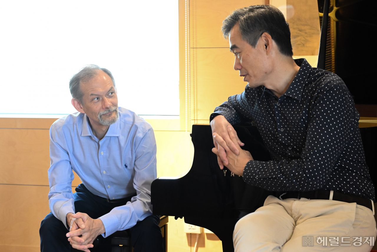 10여년 전 처음 만나 수많은 음반 작업과 연주 활동을 함께 하고 있는 두 사람이 음악을 바라보는 시선, 음악을 대하는 태도는 마치 한 사람을 보는 것처럼 닮았다. 임세준 기자