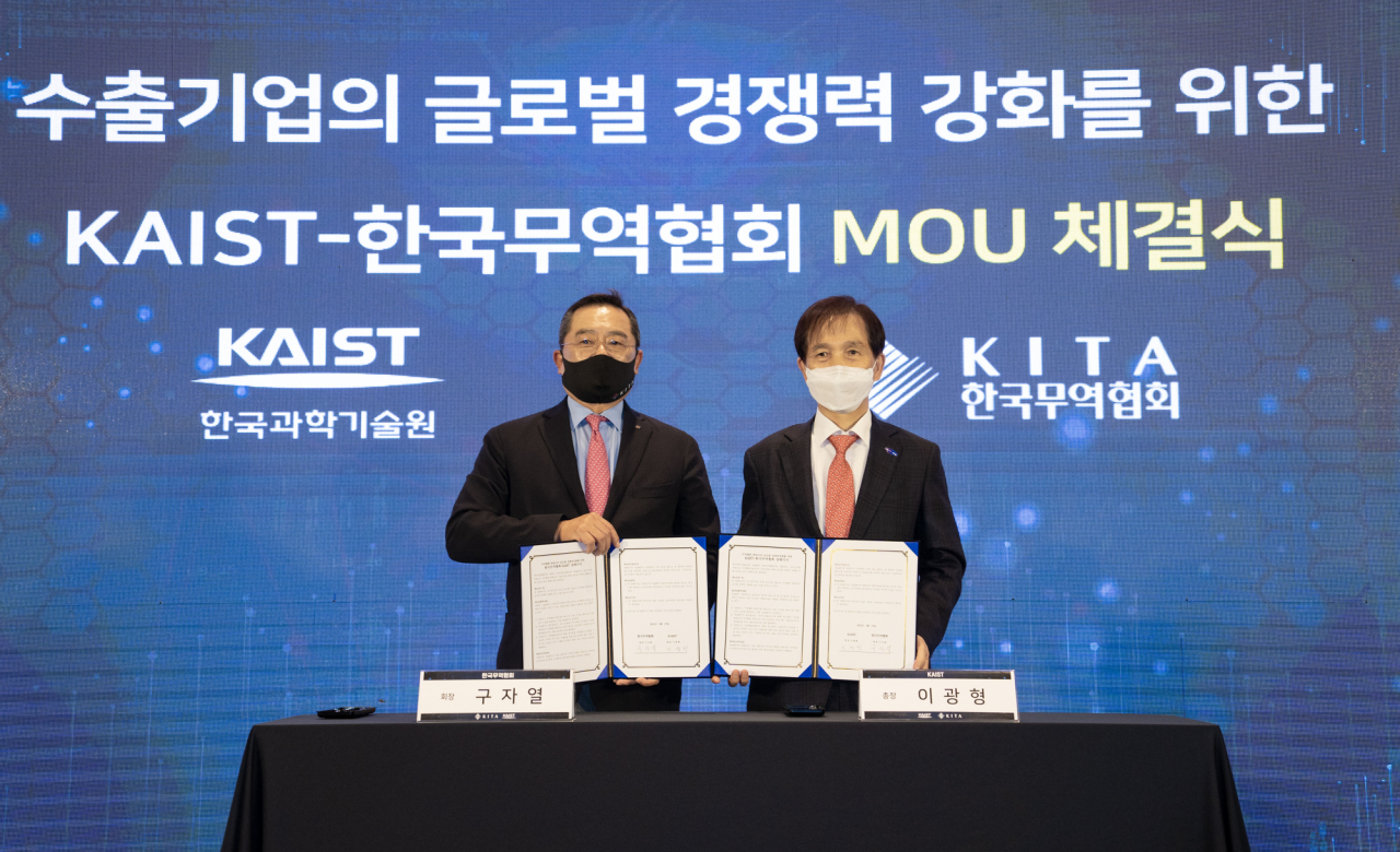 한국무역협회(KITA)와 한국과학기술원(KAIST)이 27일 삼성동 코엑스에서 '수출기업 글로벌 경쟁력 강화를 위한 업무협약(MOU)'을 체결했다. 구자열(왼쪽부터) 무역협회 회장, 이광형 KAIST 총장 [무협 제공]