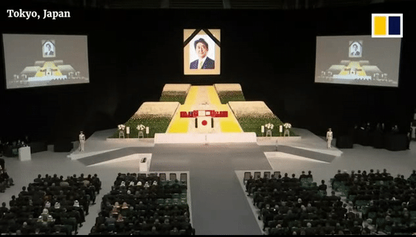 27일 오후 도쿄(東京) 지요다(千代)구 니혼부도칸(日本武道館)에서 개최된 아베 신조(安倍晋三) 전 일본 총리에 대한 국장(國葬) 모습. [유튜브 'SCMP' 채널 캡처]
