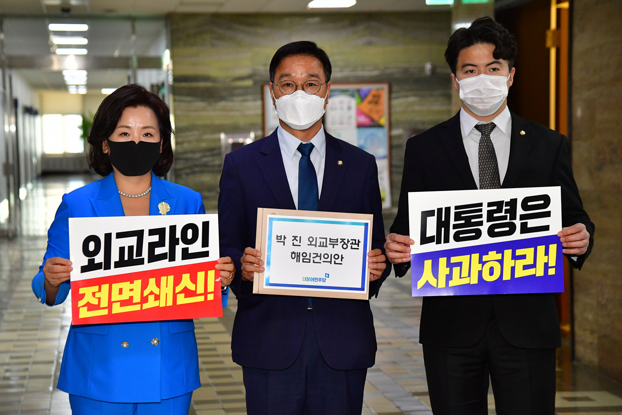 더불어민주당 위성곤 원내정책수석부대표(가운데)와 이수진(왼쪽)·오영환 원내대변인이 27일 국회에서 열린 의원총회를 마친 뒤 박진 외교부 장관 해임안을 들고 의안과로 이동하고 있다. [연합]