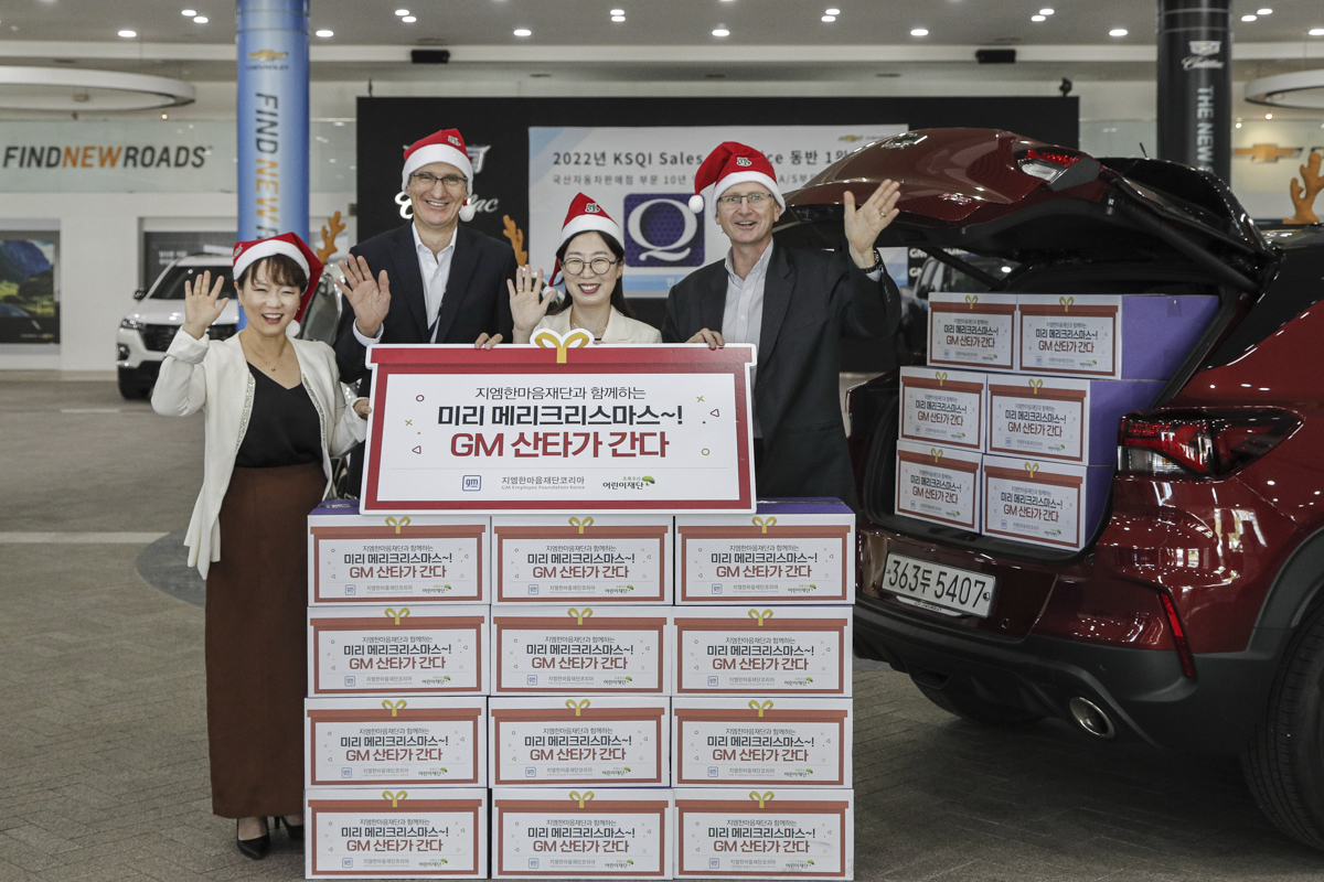 윤명옥(좌측부터) 한마음재단 사무총장, 로베르토 렘펠 한국지엠 사장 겸 CEO, 신정원 초록우산 어린이 재단 인천지역 본부장, 브라이언 멕머레이 지엠테크니컬센터코리아 사장이 전달식에서 기념사진을 촬영하고 있다. [한국지엠 제공]