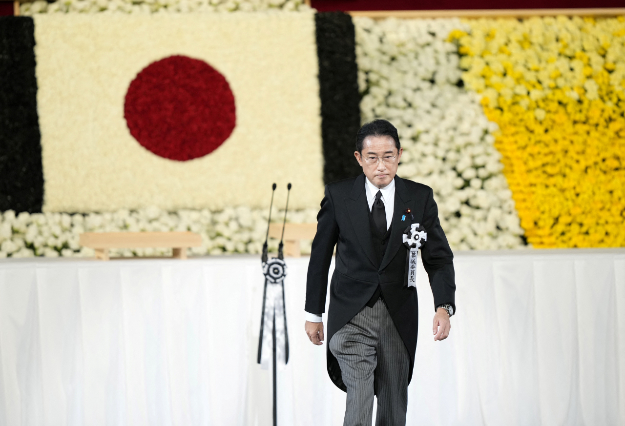 27일 오후 도쿄(東京) 지요다(千代)구 니혼부도칸(日本武道館)에서 개최된 아베 신조(安倍晋三) 전 일본 총리에 대한 국장(國葬) 모습. 기시다 후미오(岸田文雄) 일본 총리가 추도문을 낭독하기 위해 단상으로 걸어가 인사하고 있다. [로이터]