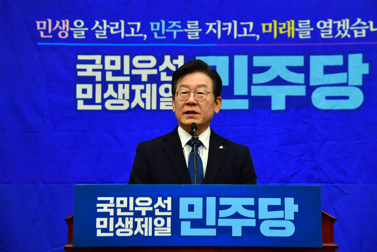 이재명 더불어민주당 대표가 27일 국회에서 열린 의원총회에서 발언하고 있다. [연합]