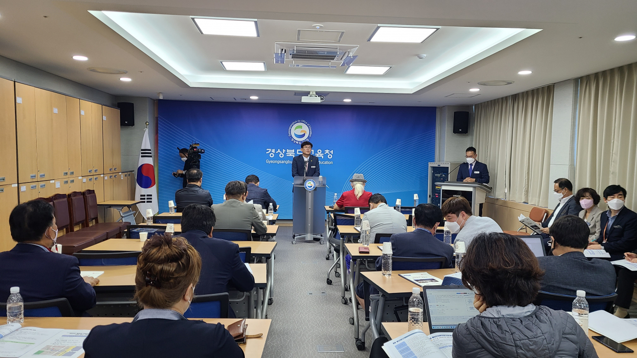 최규태 행정과장이 27일 경북도교육청 기자실에서 교육정책설명회를 열고 있다.[경북도교육청 제공]