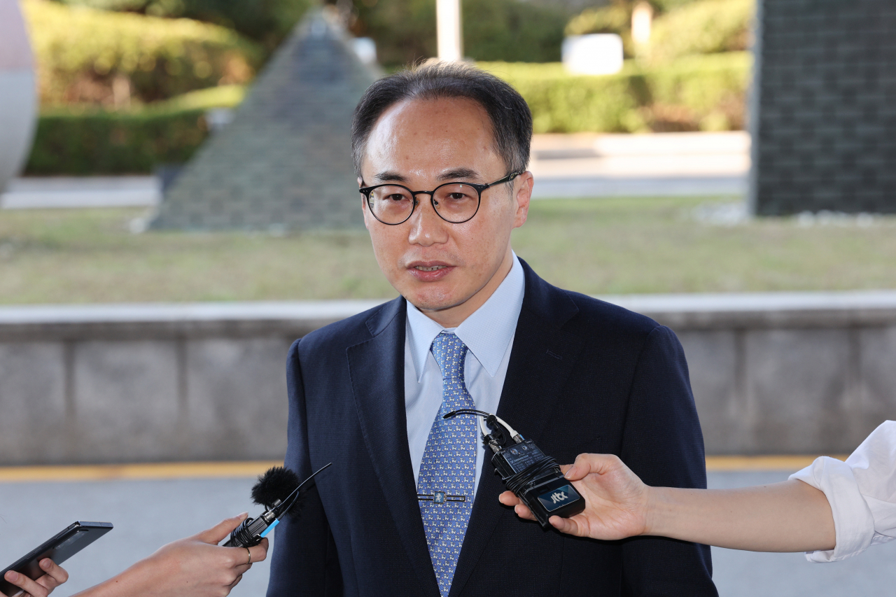 이원석 검찰총장이 27일 오후 취임 후 첫 검찰 기관 방문지로 서울 양천구 서울남부지검에 방문해 취재진의 질문에 답하고 있다. 이 총장은 이날 한동훈 법무부 장관의 1호 취임 지시로 남부지검에 재설치된 금융·증권범죄합동수사단도 방문했다. [연합]
