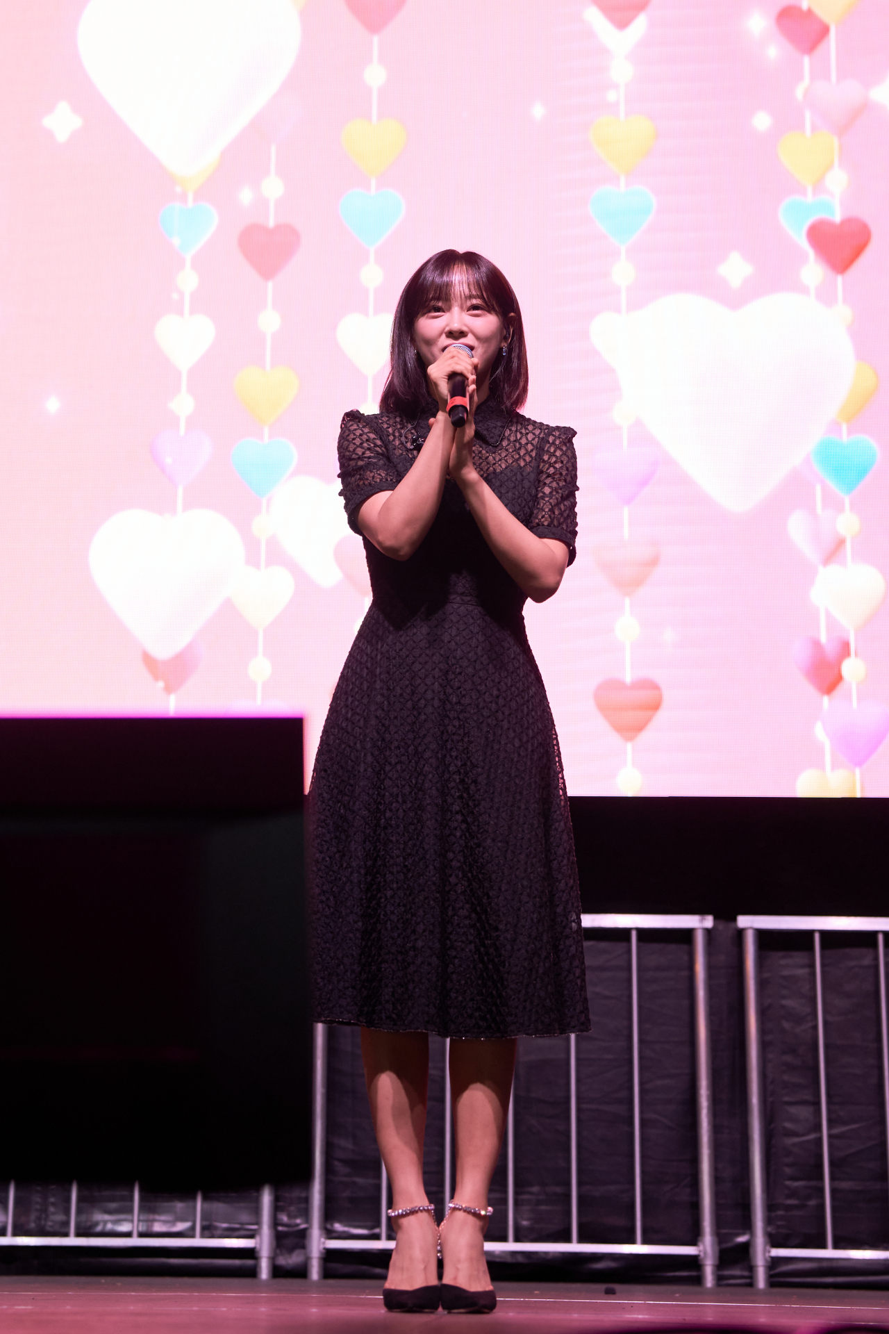 지난 23일 금요일(미국 현지시각) 저녁 미국 LA 인근에 위치한 남가주대(이하 USC)에서 가수 김세정(왼쪽)이 공연을 하고 있다. [한국국제문화교류진흥원 제공]