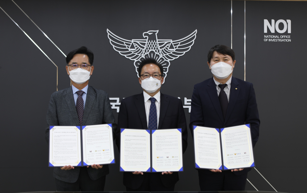 경찰청·KT·금융보안원은 지난 27일 서울 서대문구 경찰청에서 보이스피싱 방지를 위한 업무협약을 체결했다고 28일 밝혔다. 왼쪽부터 박종호 KT 네트워크관제본부장, 윤승영 경찰청 국가수사본부 수사국장, 임구락 금융보안원 사이버대응본부장. [경찰청 제공]