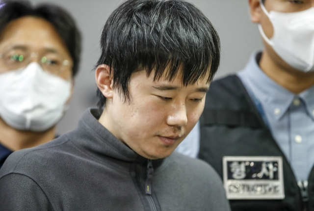 ‘신당역 살해 사건’ 피의자 전주환이 지난 21일 서울 남대문경찰서에서 검찰로 송치되고 있다. [연합]