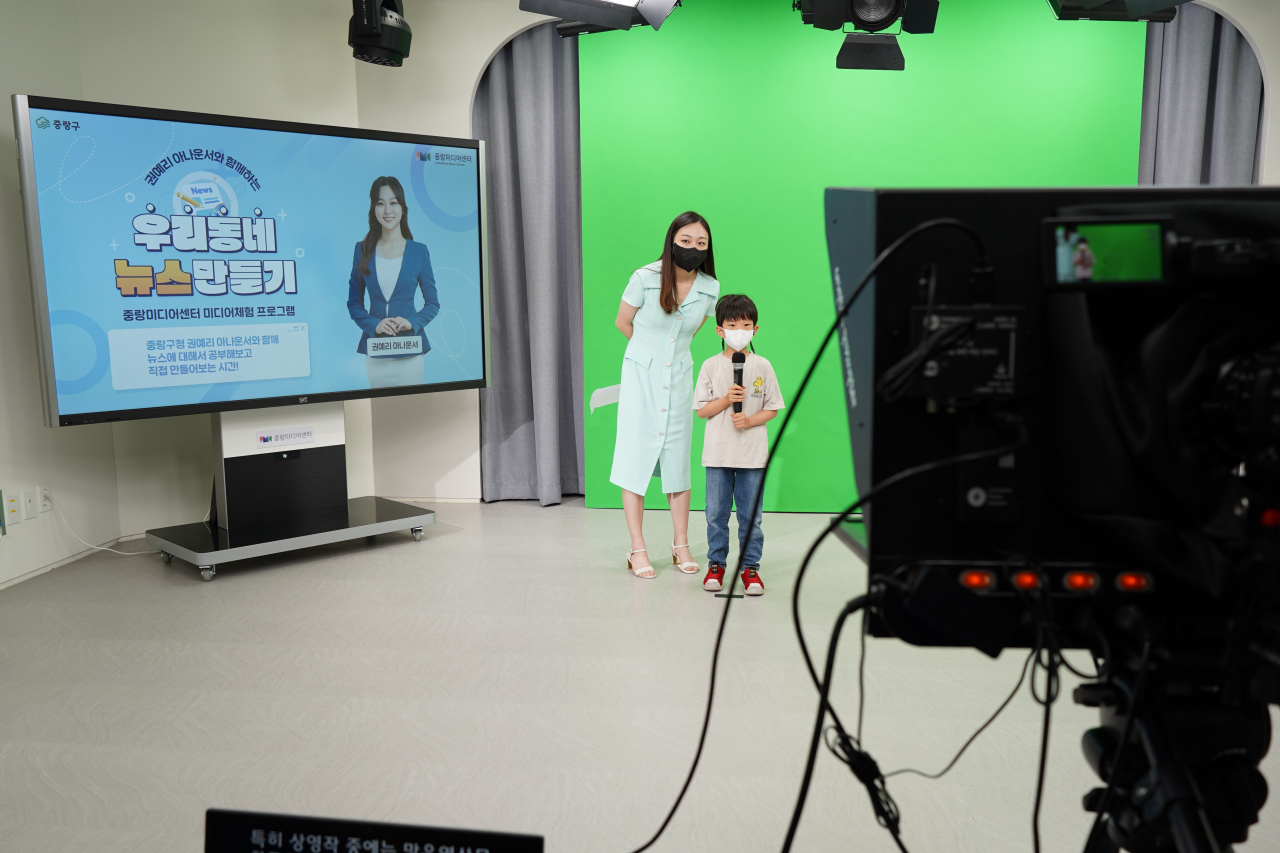 28일 서울 중랑구 미디어센터에서 운영하는 ‘우리동네 뉴스만들기’ 프로그램에 어린이가 참여하고 있다. [중랑구 제공]