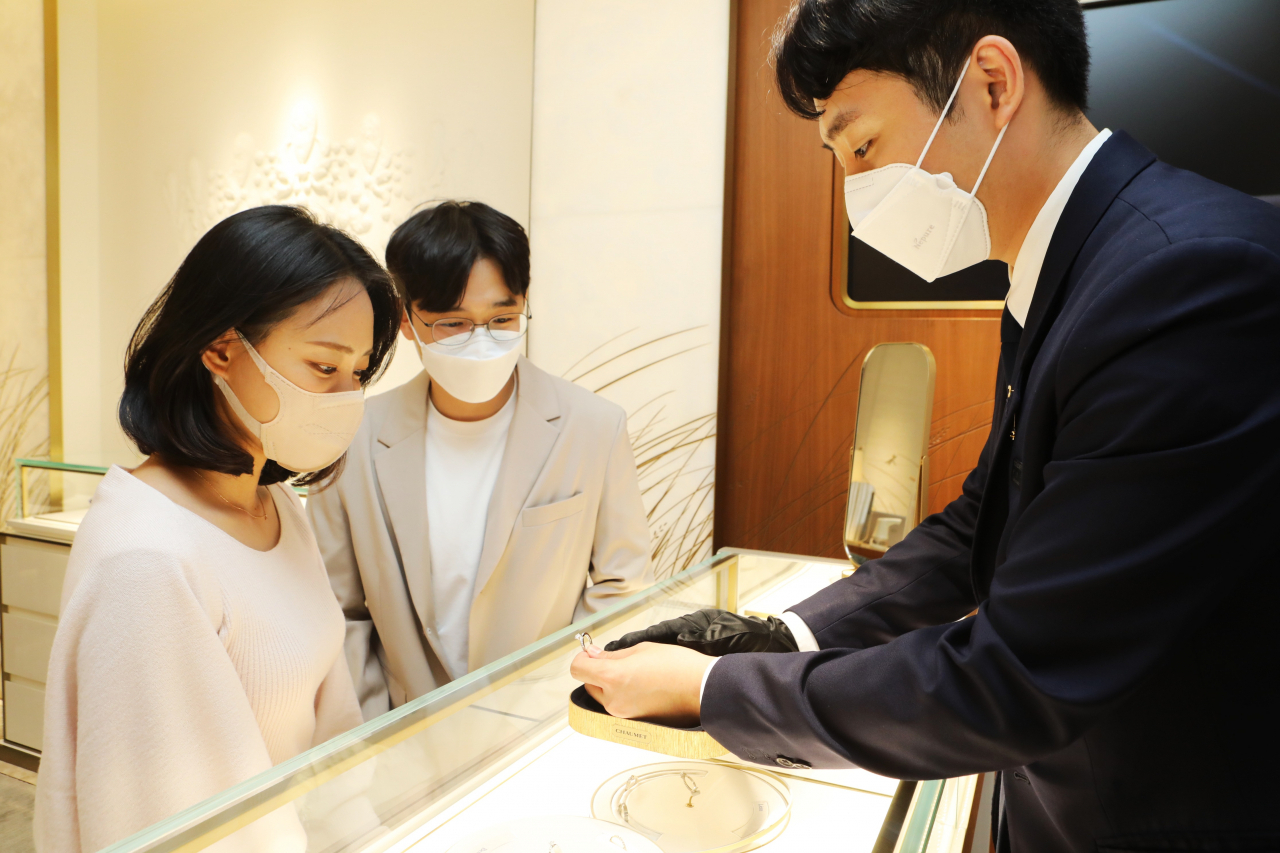롯데백화점 본점에 있는 럭셔리 주얼리 브랜드 쇼메에서 신혼부부가 상품을 보는 모습 [롯데백화점]