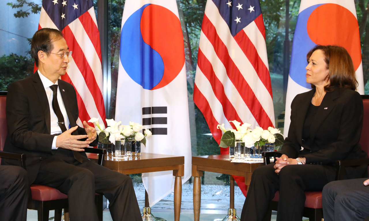 South Korean Prime Minister Han Duck-soo (L) holds talks with US Vice President Kamala Harris at a Tokyo hotel on Tuesday. Han and Harris are in the Japanese capital to attend the state funeral for former Japanese Prime Minister Shinzo Abe. (Yonhap)