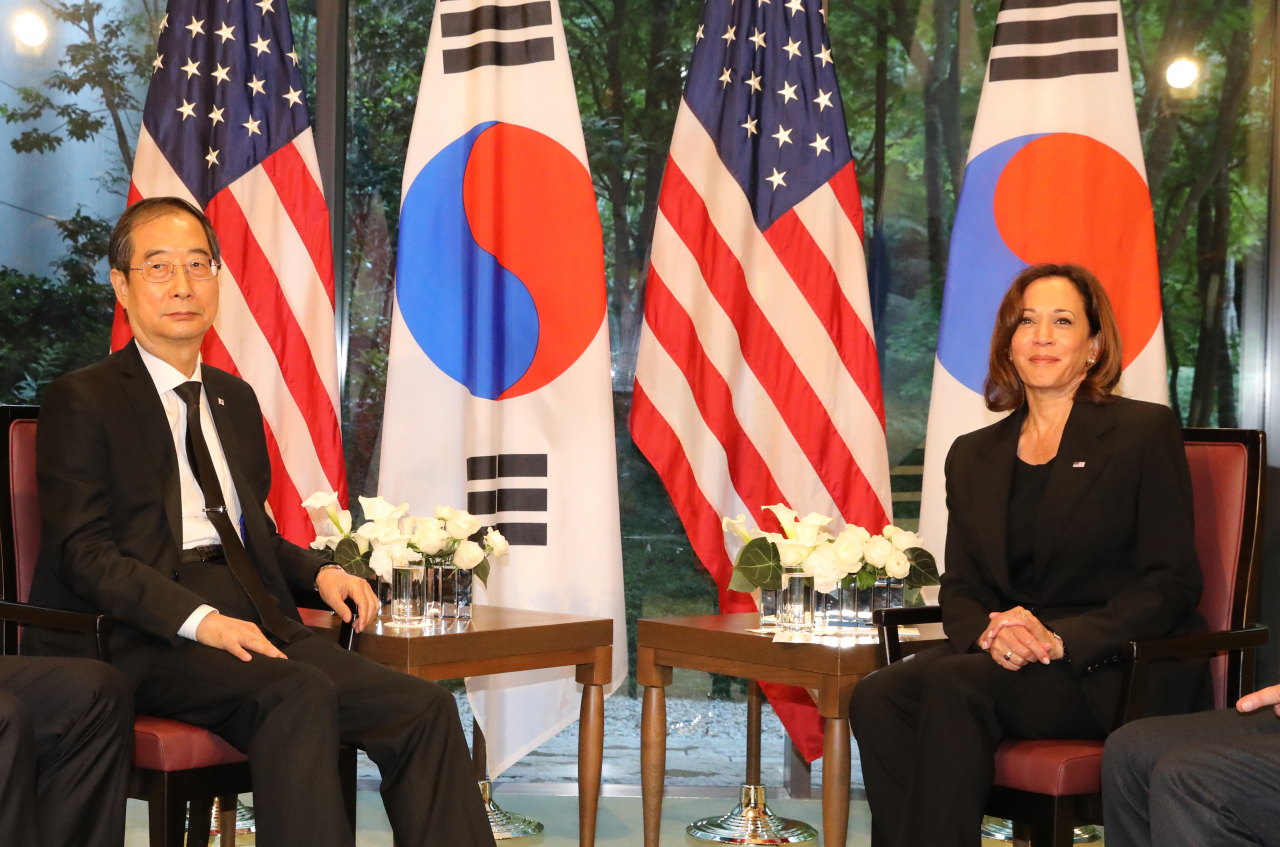 아베 신조(安倍晋三) 전 일본 총리 국장 참석차 일본을 방문한 한덕수 국무총리가 27일 도쿄 오쿠라호텔에서 카멀라 해리스 미국 부통령과 회담하고 있다. [연합]