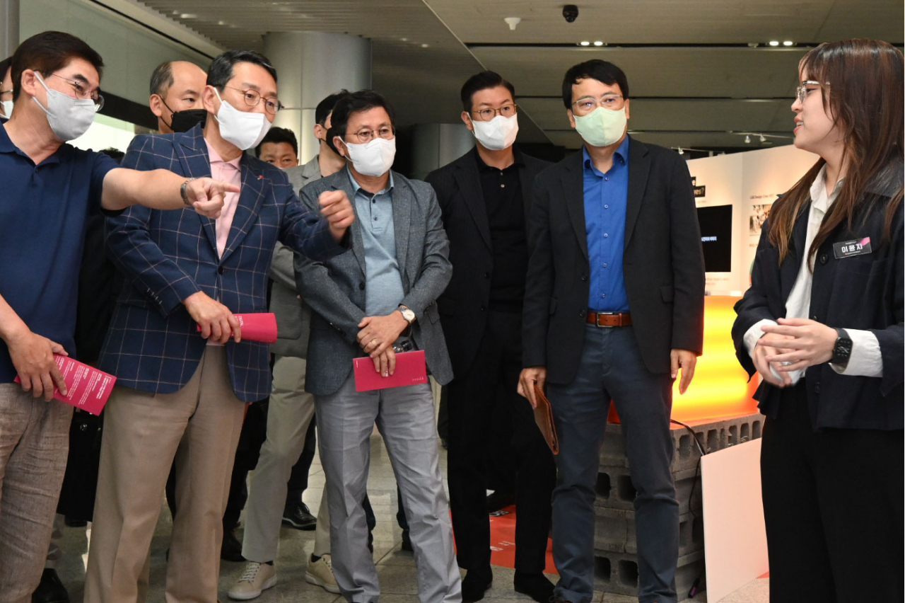 서울 양재동 LG전자 서초R&D캠퍼스에서 조주완(왼쪽 두번째) 사장 등 경영진이 디자인 크루가 제시하는 미래 콘셉트 제품을 살펴보는 모습 [LG전자 제공]