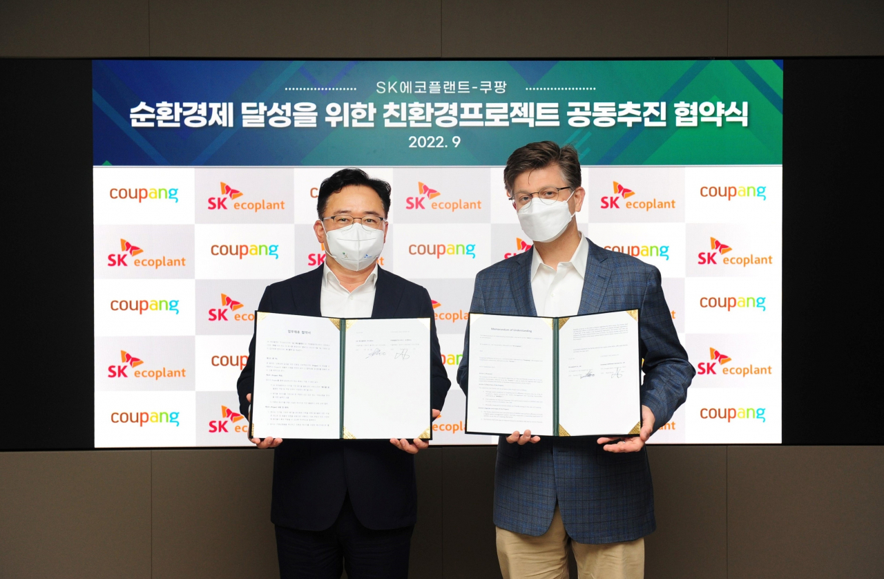 사진은 박경일 SK에코플랜트 사장(사진 왼쪽)과 라이언 브라운(Ryan Brown) 쿠팡 풀필먼트 서비스 대표(오른쪽)가 기념촬영을 하는 모습.