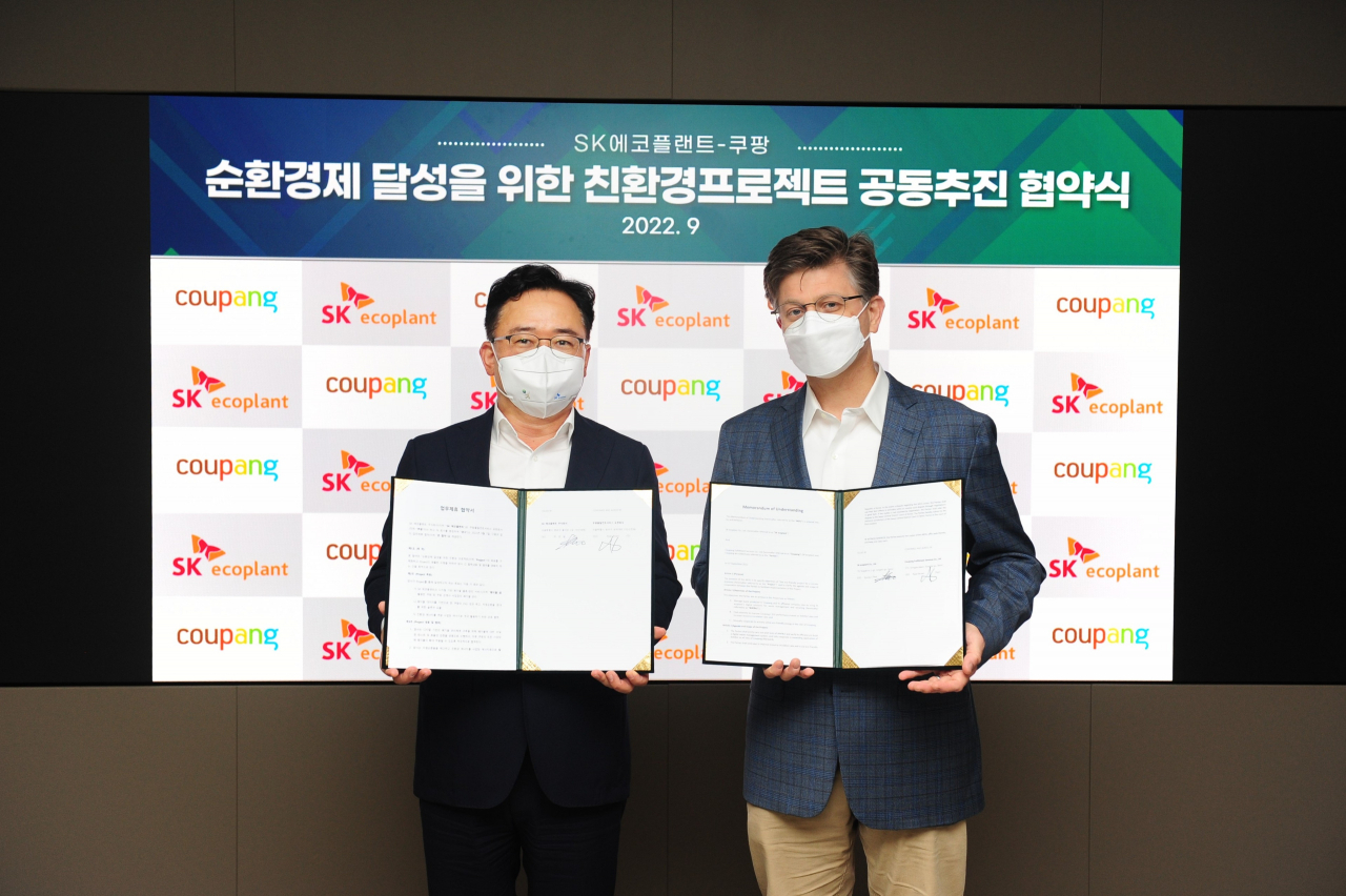 (좌로부터) 박경일 SK에코플랜트 사장과 라이언 브라운 CFS 대표이사가 데이터에 기반한 친환경 폐기물 관리 프로젝트 공동 추진을 약속하는 양해각서 체결식에 참석했다.[쿠팡 제공]