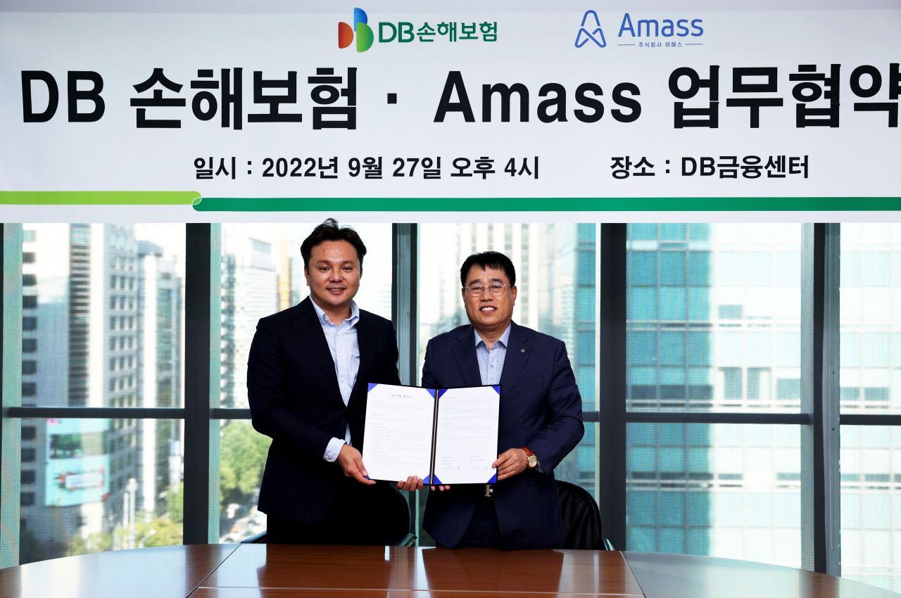DB손해보험 이범욱 부사장(오른쪽)과 박원재 어메스 대표(왼쪽)가 지난 27일 DB금융센터에서 열린 업무협약식에서 기념촬영을 하고있다.
