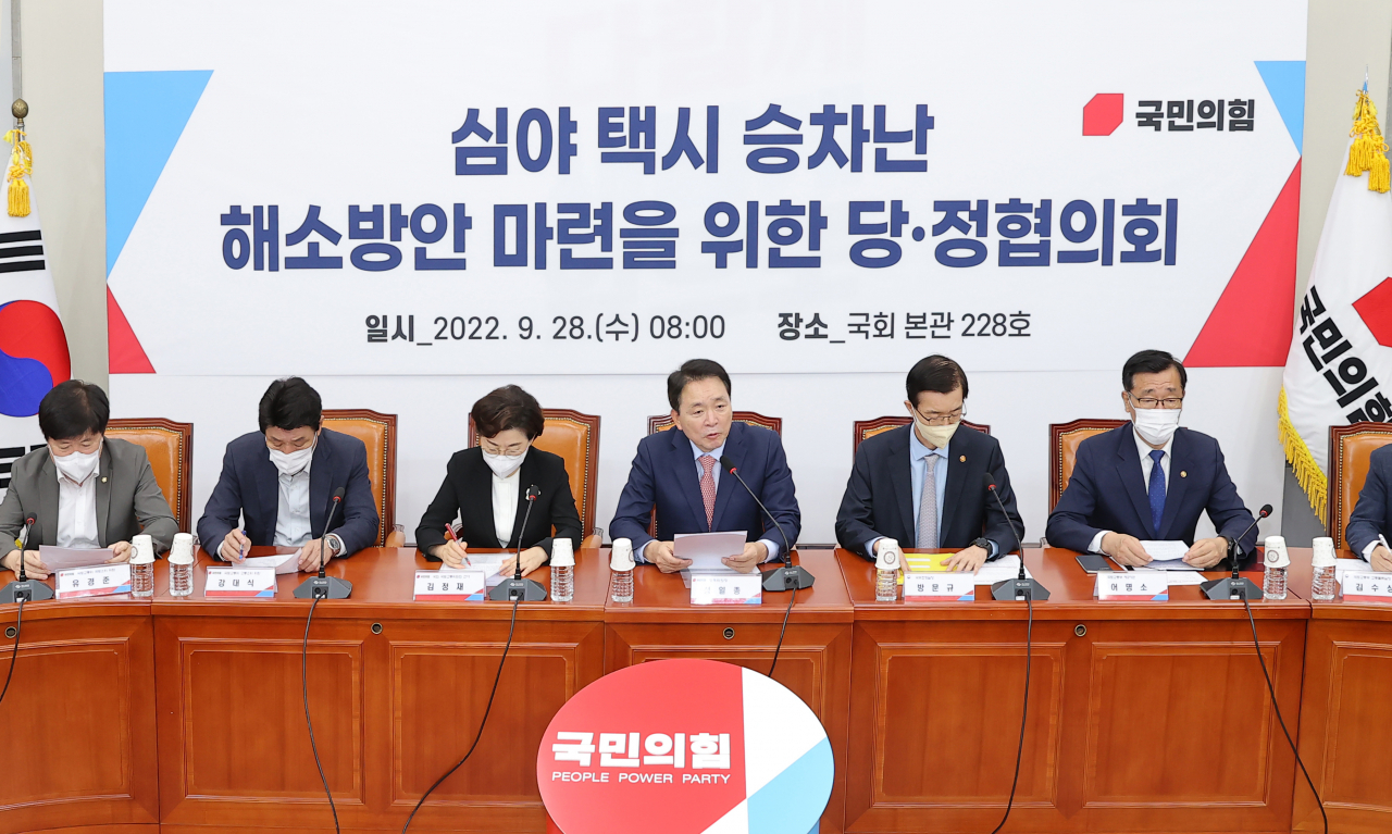 성일종 국민의힘 정책위의장이 28일 오전 국회에서 열린 심야 택시 승차난 해소방안 마련을 위한 당·정협의회에서 발언하고 있다. 왼쪽부터 국토교통위 교통소위 위원인 유경준·강대식 의원, 국회 국토위 국민의힘 간사인 김정재 의원, 성 정책위의장, 방문규 국무조정실장, 어명소 국토교통부 제2차관. [이상섭 기자㎠]