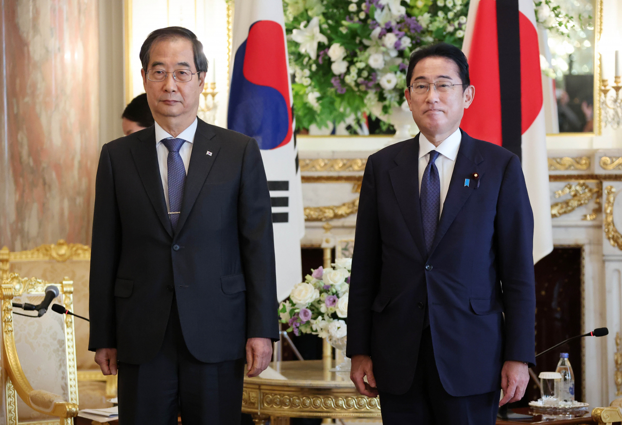 한덕수 국무총리가 28일 일본 도쿄 아카사카 영빈관에서 기시다 총리를 만나 기념 촬영하고 있다. [연합]