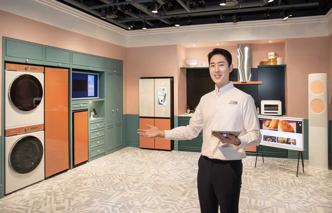 삼성전자 모델이 서울 논현동에 위치한 삼성 디지털프라자 강남본점에서 '스마트싱스 홈 라이프' 체험존을 소개하고 있는 모습.[삼성전자 제공]